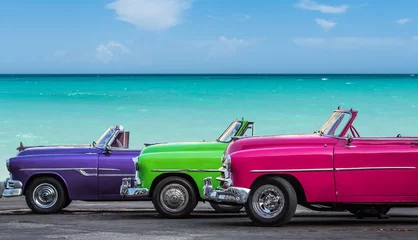 Crédence de cuisine en verre imprimé Voitures anciennes Trois voitures américaines classiques sur la plage à La Havane Cuba