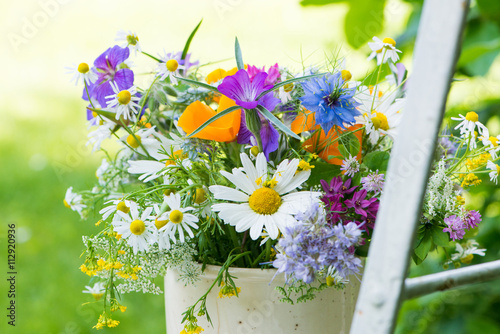 "Wildblumenstrauß im Garten" Imagens e fotos de stock Royalty Free no