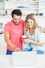 Obraz premium Young couple using laptop