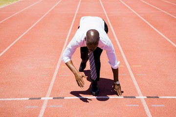 Obraz premium Businessman ready to run