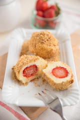 Erdbeerknödel mit Butterbrösel 