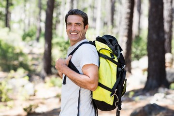 Naklejka premium Man smiling and posing with his backpack