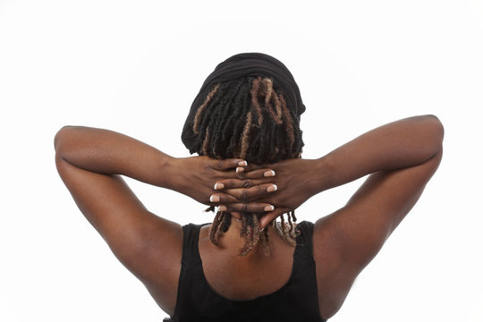 femme noire se reposant avec mains sur la nuque