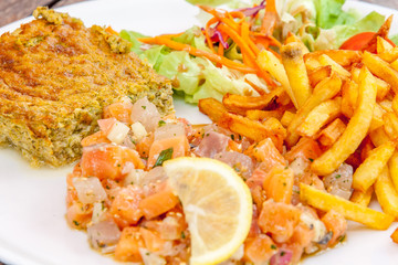 tartare de saumon et de marlin, mouliné de légumes, frites et salade 