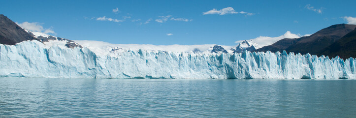 Fototapeta na wymiar Ghiacciaio Perito Moreno visto dal lago Argentino