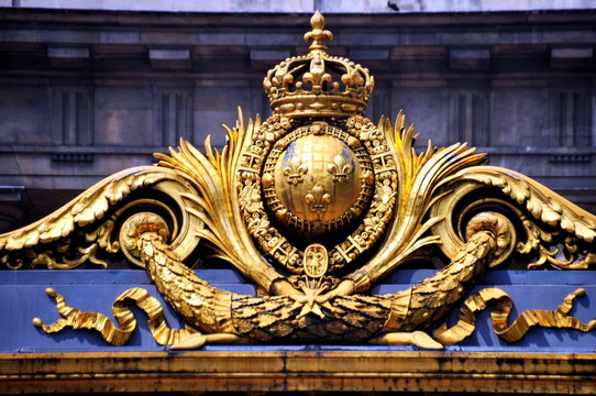 Strahlend goldenes Wappen am Eingangstor zum Palais de la Cité, dem heutigen Justizpalast