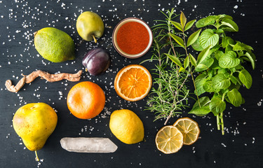 texture di erbe aromatiche,agrumi e spezie su fondo lavagna scuro