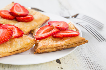 Cake of puff pastry with fresh strawberries