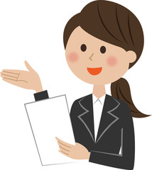 説明をするスーツ姿の女性