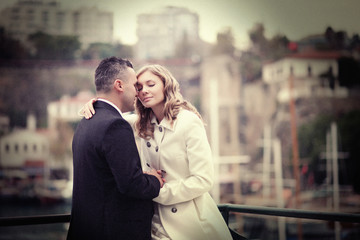 Photo stylized retro filters couple in love against the backdrop of the city