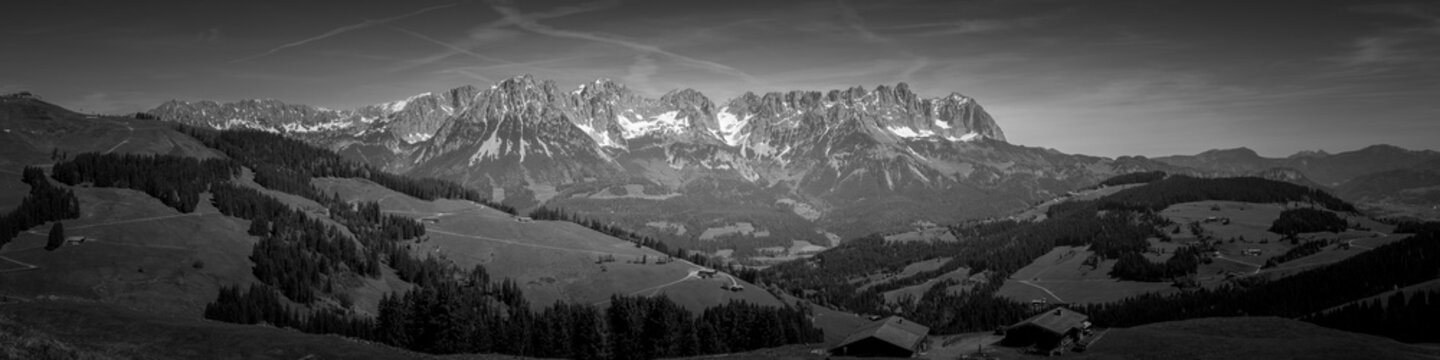 Berge leuchten in der Landschaft