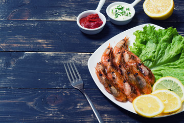 Fried shrimp with lemon & salad