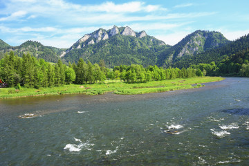 Widok szczytu Trzech Koron w górach Pieniny / Krajobraz rzeki Dunajec 