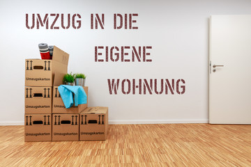 Umzugskartons im leeren, weißen Raum mit Holzparkett