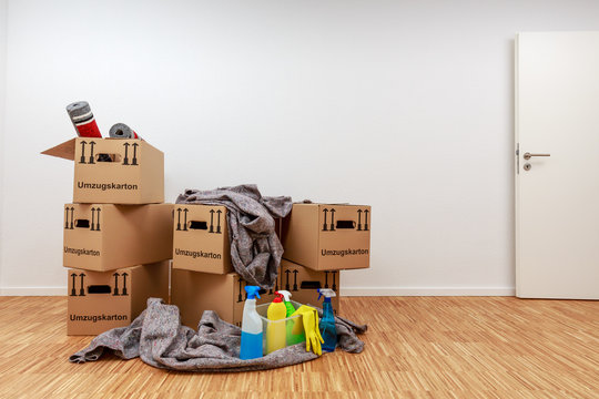 Wohnung nach Einzug mit vollgepackten Umzugskartons