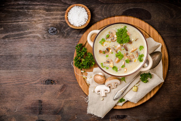 Champignonsuppe mit Petersilie © Fischer Food Design