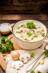 Champignonsuppe mit Petersilie
