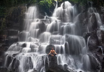 Wandcirkels aluminium sereniteit en yoga beoefenen bij waterval Kanto Lampo, Bali, Indonesië © Glebstock