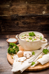 Champignonsuppe mit Petersilie