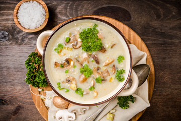 Champignonsuppe mit Petersilie