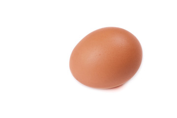 Куриное яйцо на белом фоне