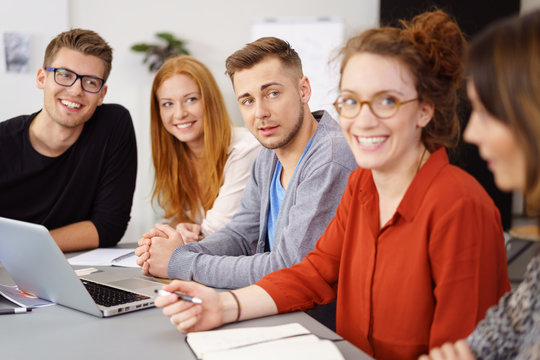 junge leute in einem meeting im büro