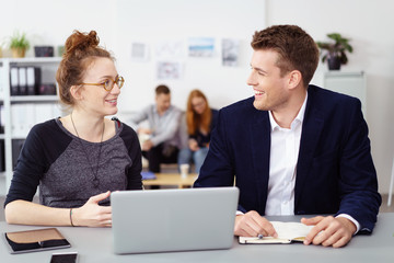 junge leute im gespräch in einem büro