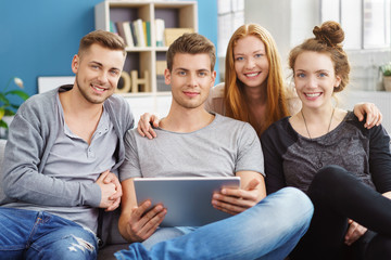 freunde verbringen ihre freizeit zusammen