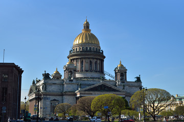 Fototapeta na wymiar St. Isaac's Cathedral on a clear Sunny day in St. Petersburg in