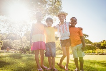 Fototapeta premium Dzieci pozują razem