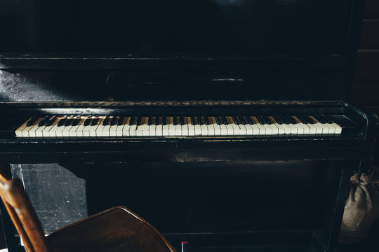 Piano in cafe