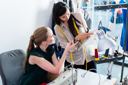 Schneiderinnen oder Mode Designer besprechen ein Schnittmuster