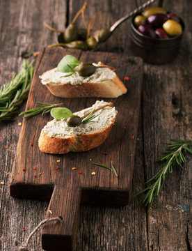 Bread with capers, cream cheese, and rosemary