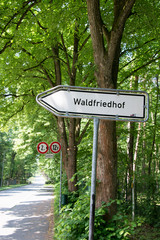 Schild zum Waldfriedhof