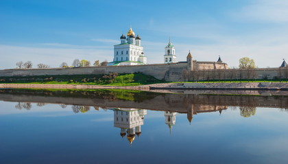 Fototapeta na wymiar Pskov Kremlin and reflection in the river Great