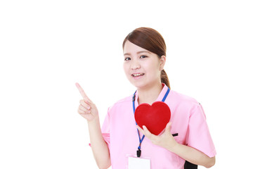 ハートマークを持つ笑顔の看護師