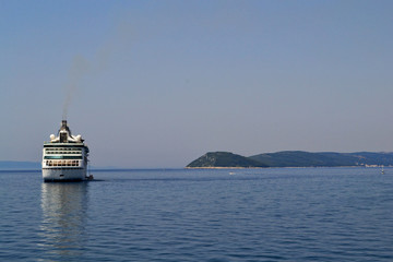 Obraz premium Cruise ship on a sea