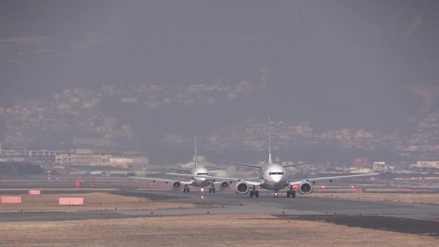 Airliners taxing 伊丹空港 飛行機のタキシング