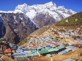 Rugzak Namche Bazaar-dorp op weg naar Everest Base Camp in de Khumbu-regio van Nepal. © R.M. Nunes