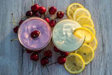 Kirschjoghurt und Zitronenjoghurt