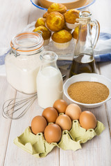 Magdalenas caseras artesanales y los ingredientes para su preparación en la mesa de la cocina