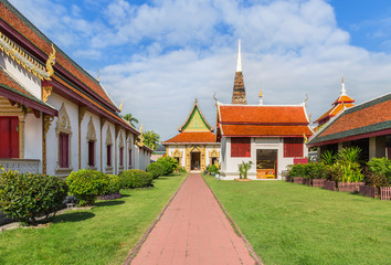 Obraz premium wat phra that hariphunchai temple at lamphun thailand