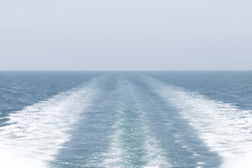 クルーザーの波　日本海