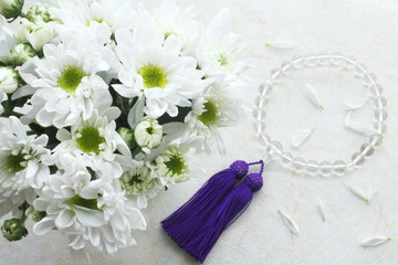 菊の花束と数珠