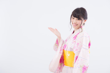 ポーズをする浴衣の女性