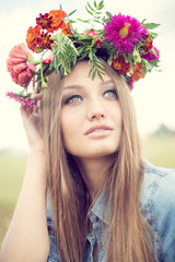 Naklejka premium closeup portrait of beautiful brunette young woman wearing flower crown having fun relaxing looking up on summer green outdoors copy space background
