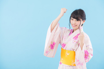 ガッツポーズする浴衣の女性