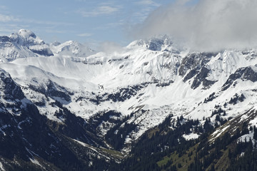 Fototapeta na wymiar snow in the austrian alps: Kleinwalsertal