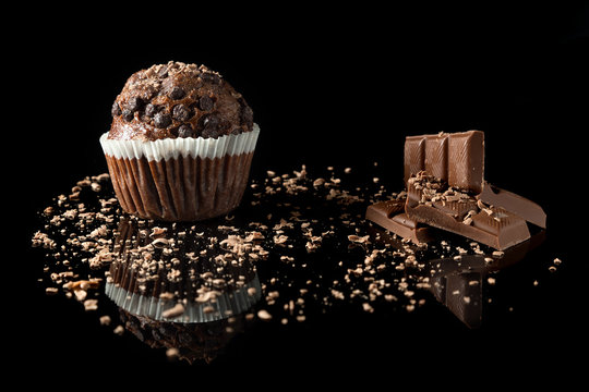 muffin with cocolate on black with reflection