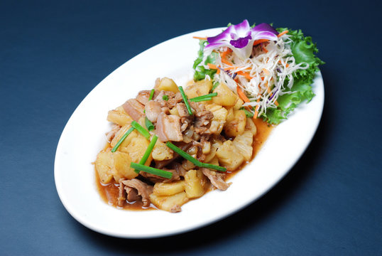 Fry pork with pineapple